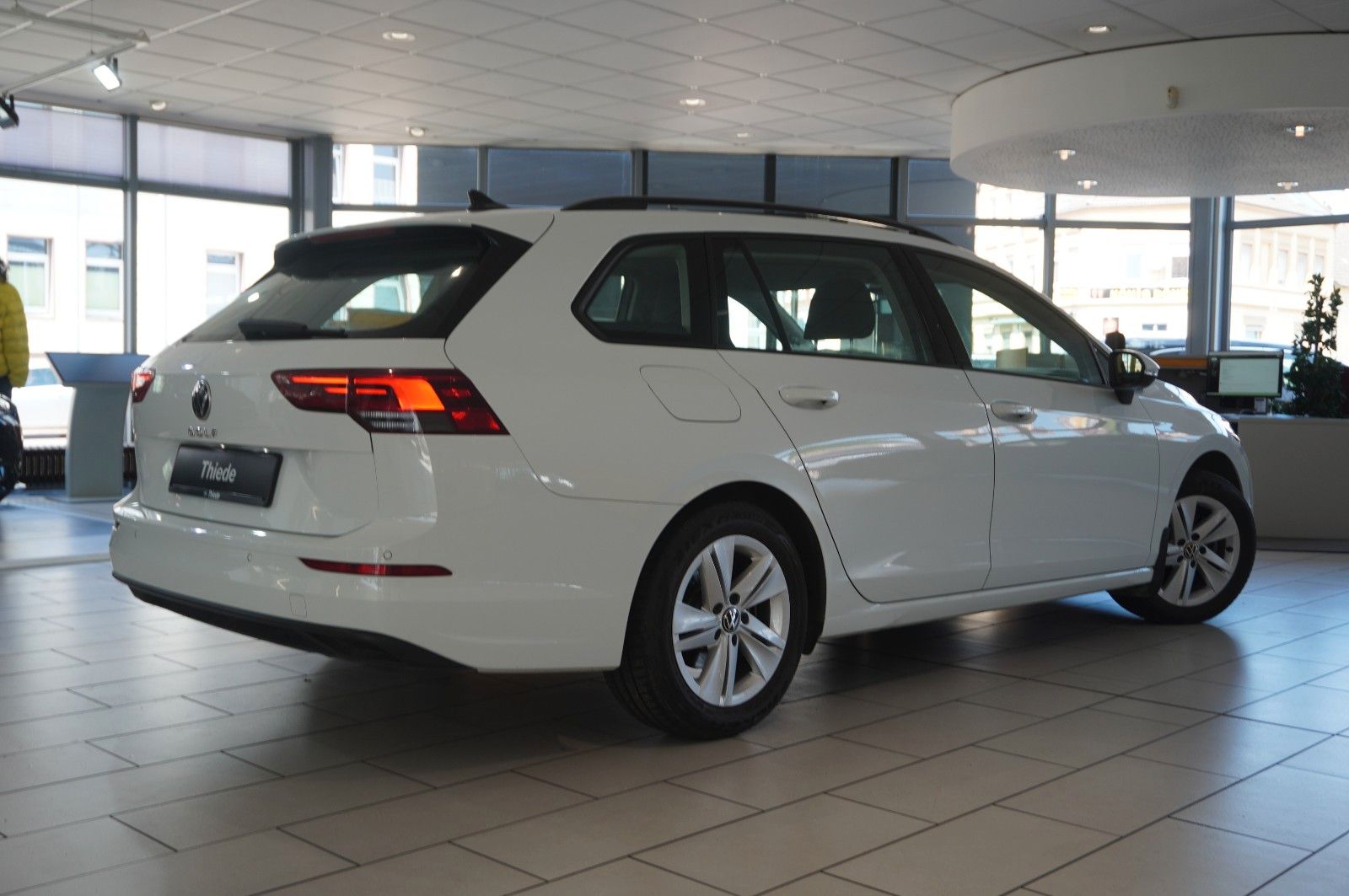 Fahrzeugabbildung Volkswagen Golf VIII Variant 1.5 TSI LIFE NAVI/LED/SHZ/VIRT