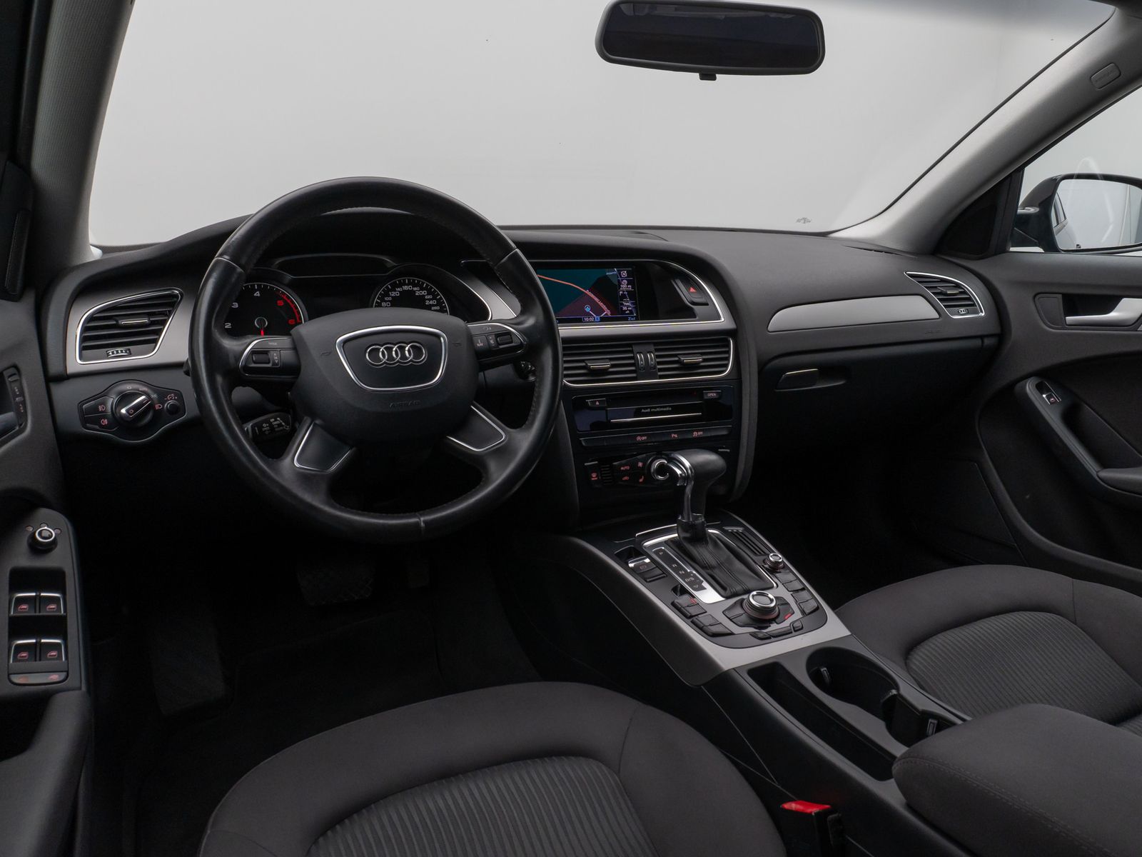 Fahrzeugabbildung Audi A4 Lim. Attraction Navigation Sitzhzg PDC AHK