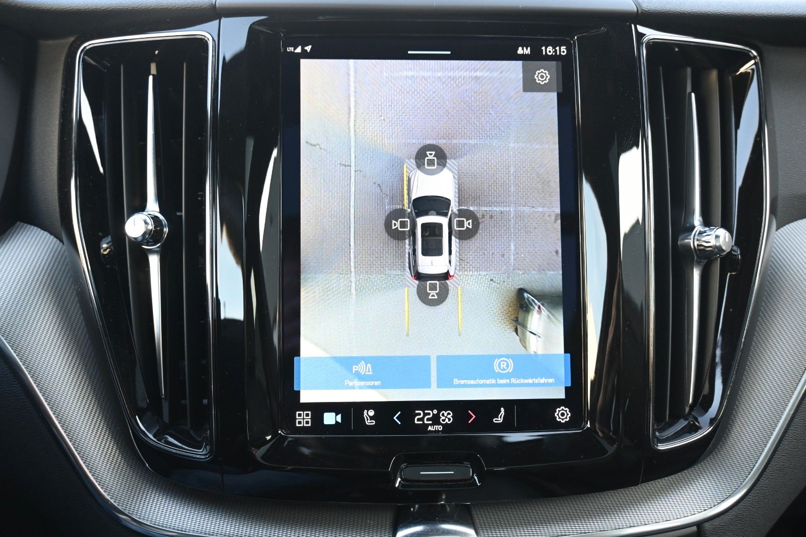 Fahrzeugabbildung Volvo XC60 T8 R-Design PHEV* AWD*AHK*NAV*ACC*PANO*