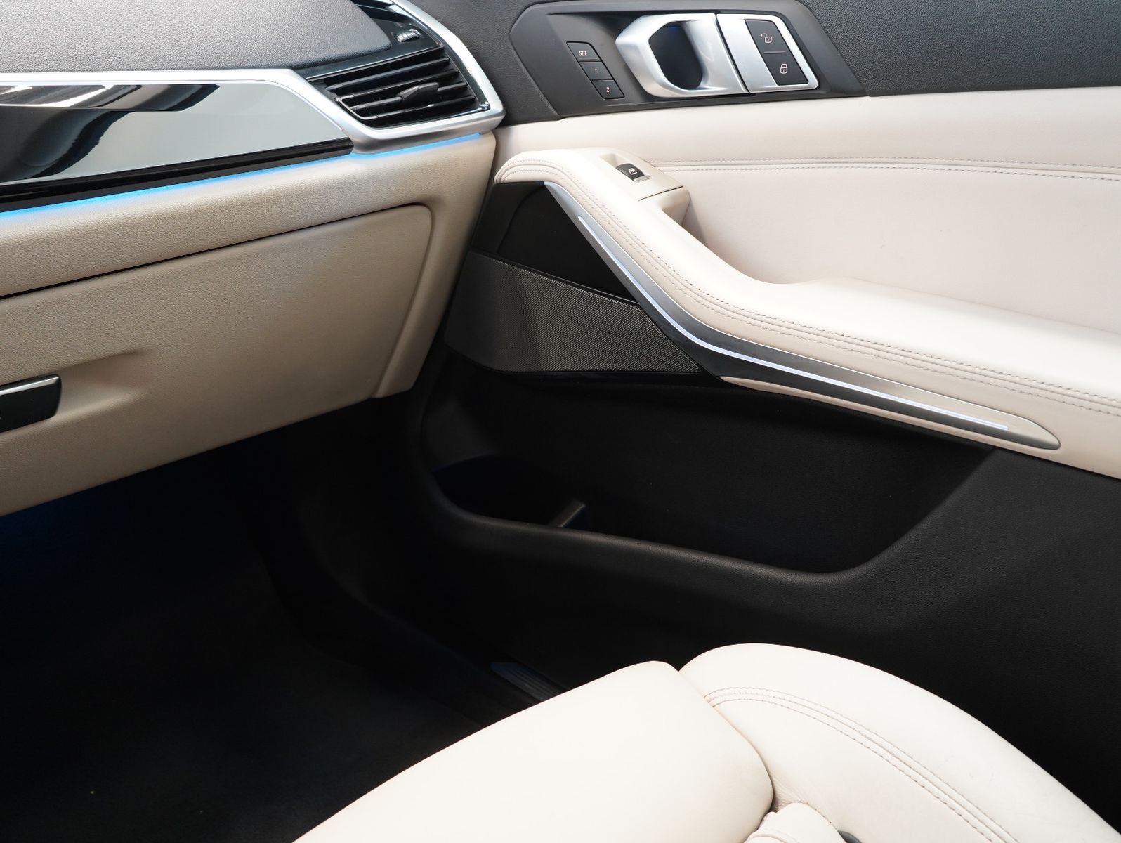 Fahrzeugabbildung BMW X5 xDrive 45 e INDIVIDUAL/MERINO/GESTIK/360°/AHK