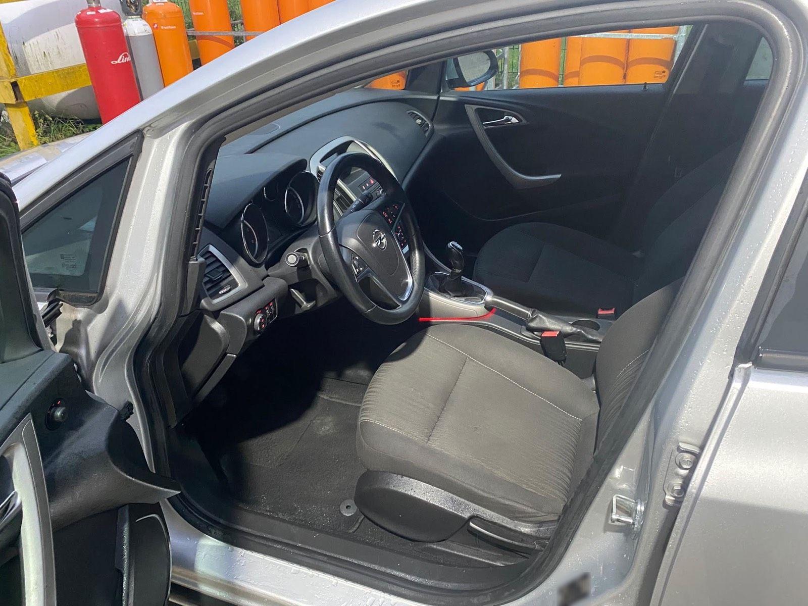 Opel Astra 2011 — photo 5
