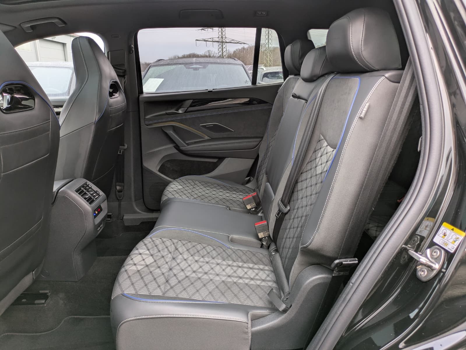 Fahrzeugabbildung Volkswagen Tayron 2.0 TDI 4M R-Line BLACK*7S*IQ-L.*PANO*HUD