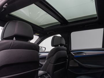 Fahrzeugabbildung BMW 530e Panorama Kamera Laser HUD DAB H/K ACC AHK