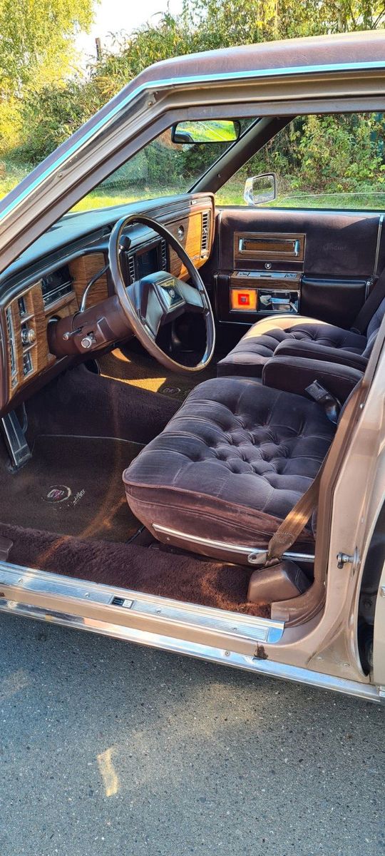 Fahrzeugabbildung Cadillac Fleetwood Brougham d' Elegance mit V8 Motor
