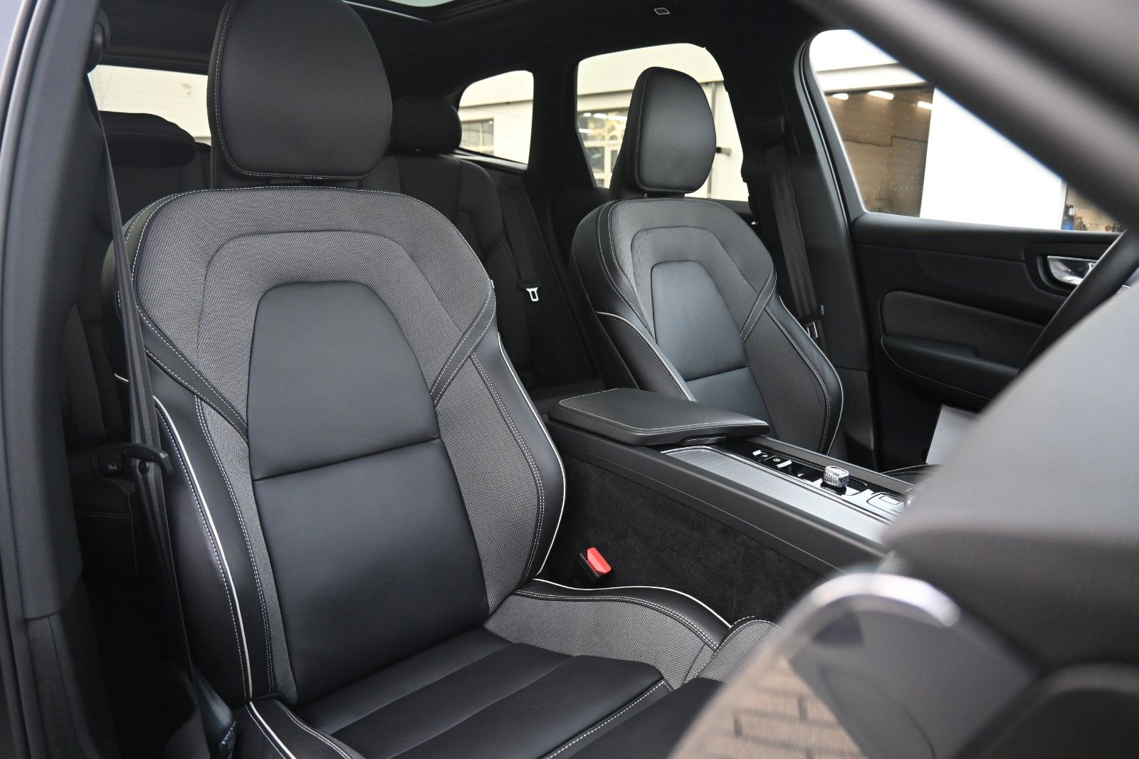 Fahrzeugabbildung Volvo XC60 B4B Plus Dark*LED*STHZ*H&K*PANO