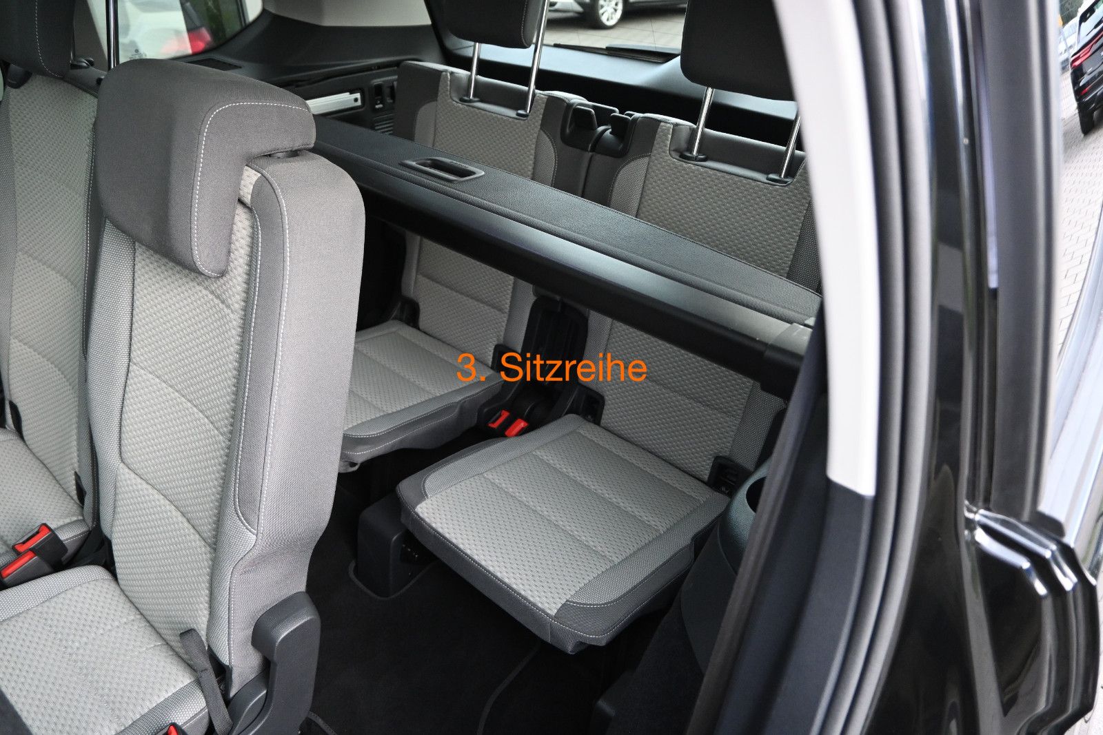 Fahrzeugabbildung Volkswagen Touran 1.5 TSI DSG °ACC°AHK°PANO°STHEIZ°DYNAUDI°