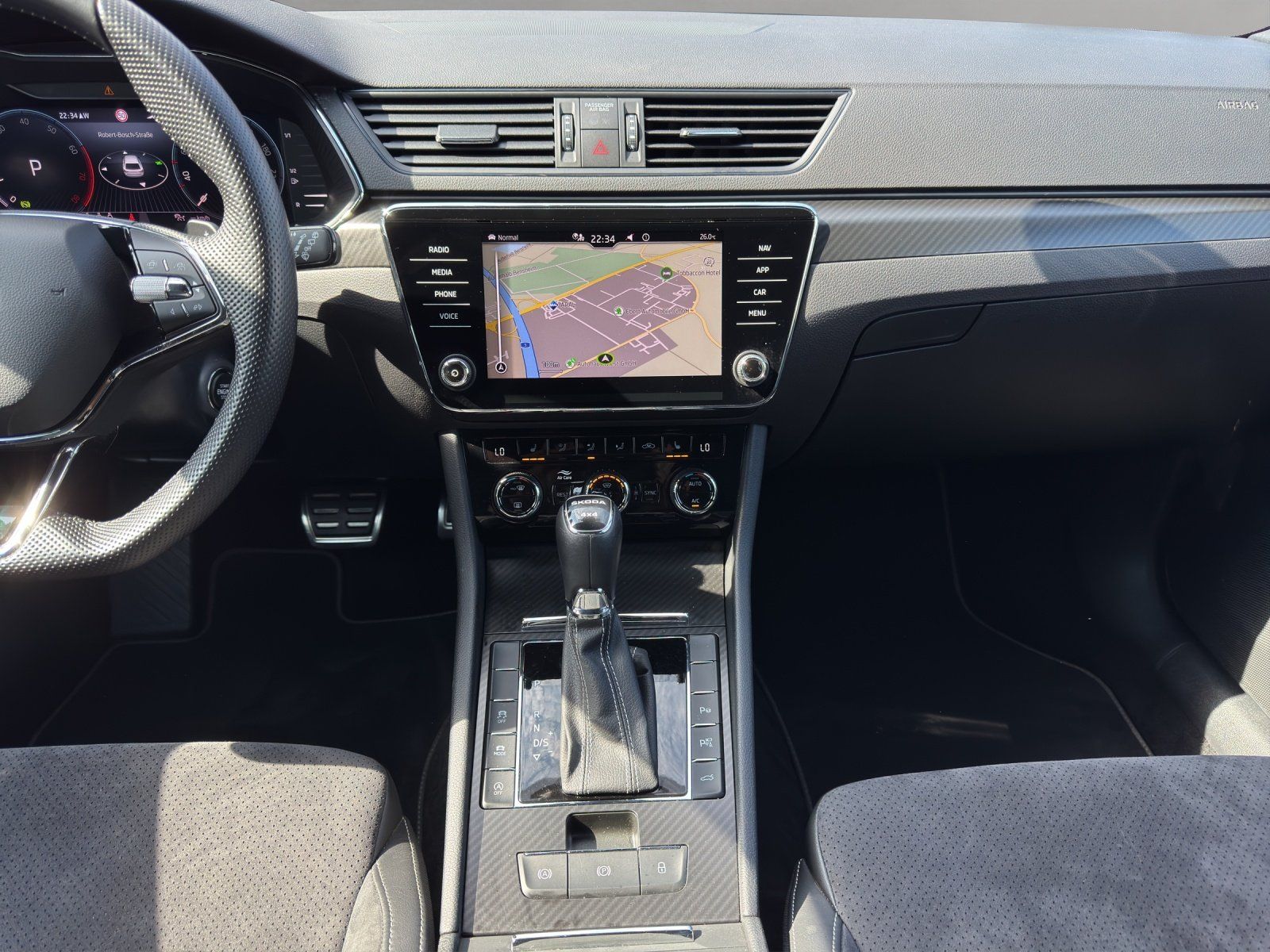 Fahrzeugabbildung SKODA Superb Combi 2.0 TSI Sportline 4x4/AHK/360°/ACC/