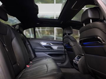 BMW 750 - 8