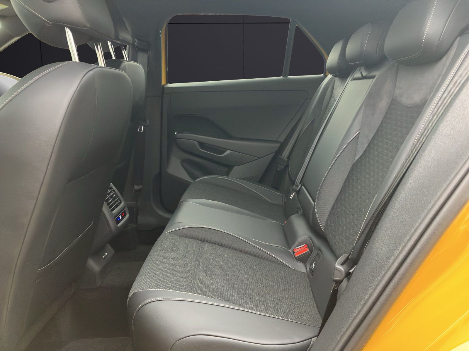 Fahrzeugabbildung Volkswagen T-Roc R-Line eTSI DSG ACC SH HuD AppConnect 360°