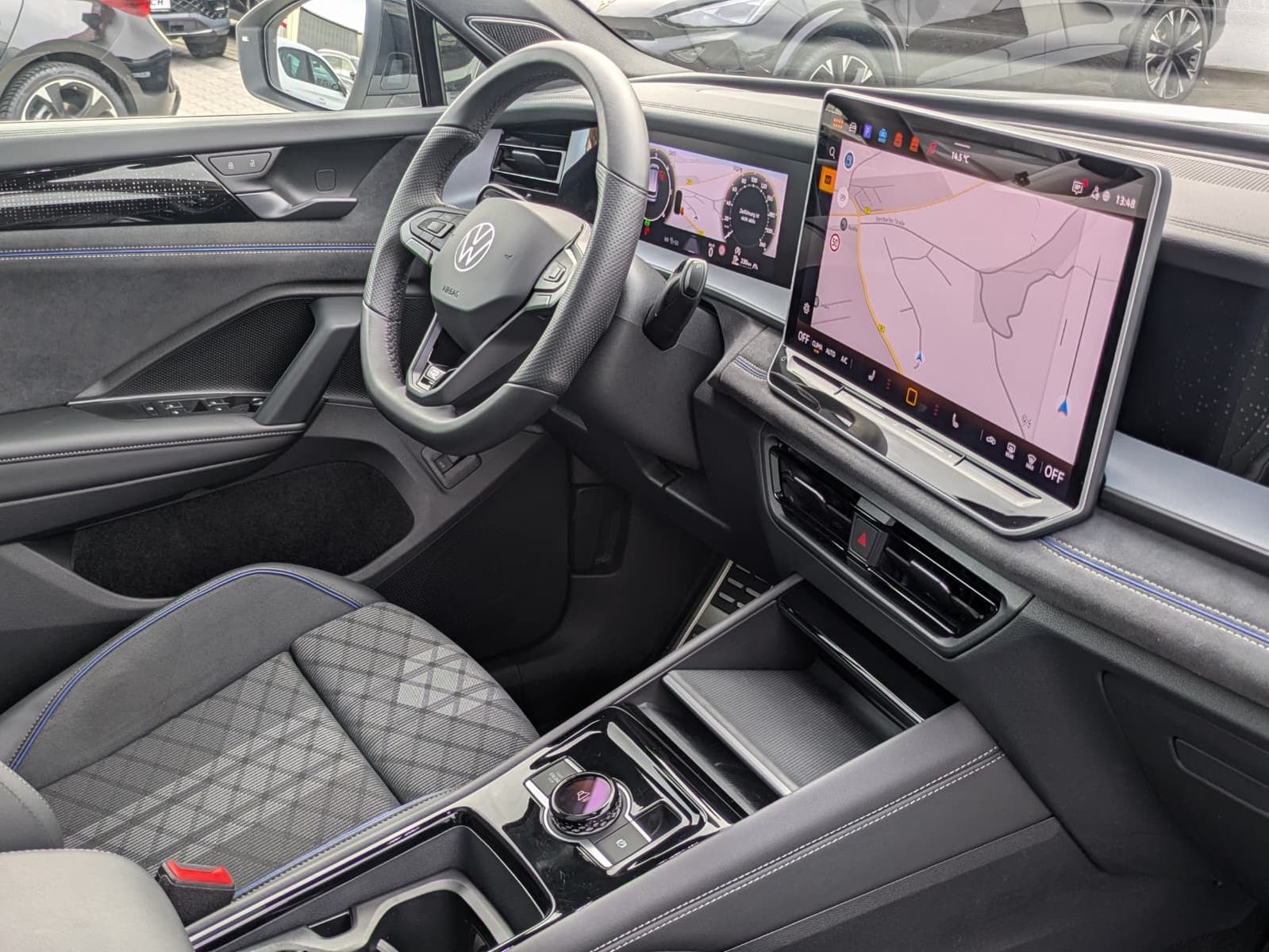 Fahrzeugabbildung Volkswagen Tayron 2.0 TDI 4M R-Line 7Si*MATRIX*AHK*PANO*HUD