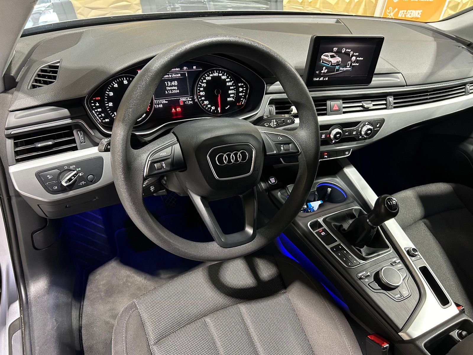 Fahrzeugabbildung Audi A4 Avant basis/PDC/APPLE/TEMPOMAT/AMBIENTE