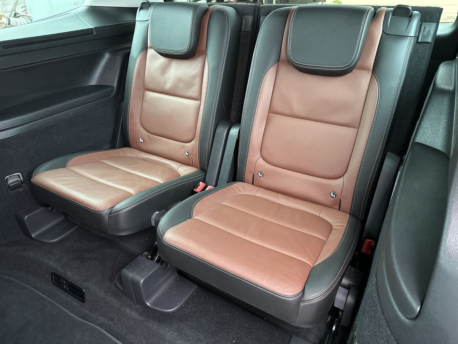 Fahrzeugabbildung Volkswagen Sharan 2.0 TDI DSG 7-Sitzer HL Black NAV+XEN+AHK
