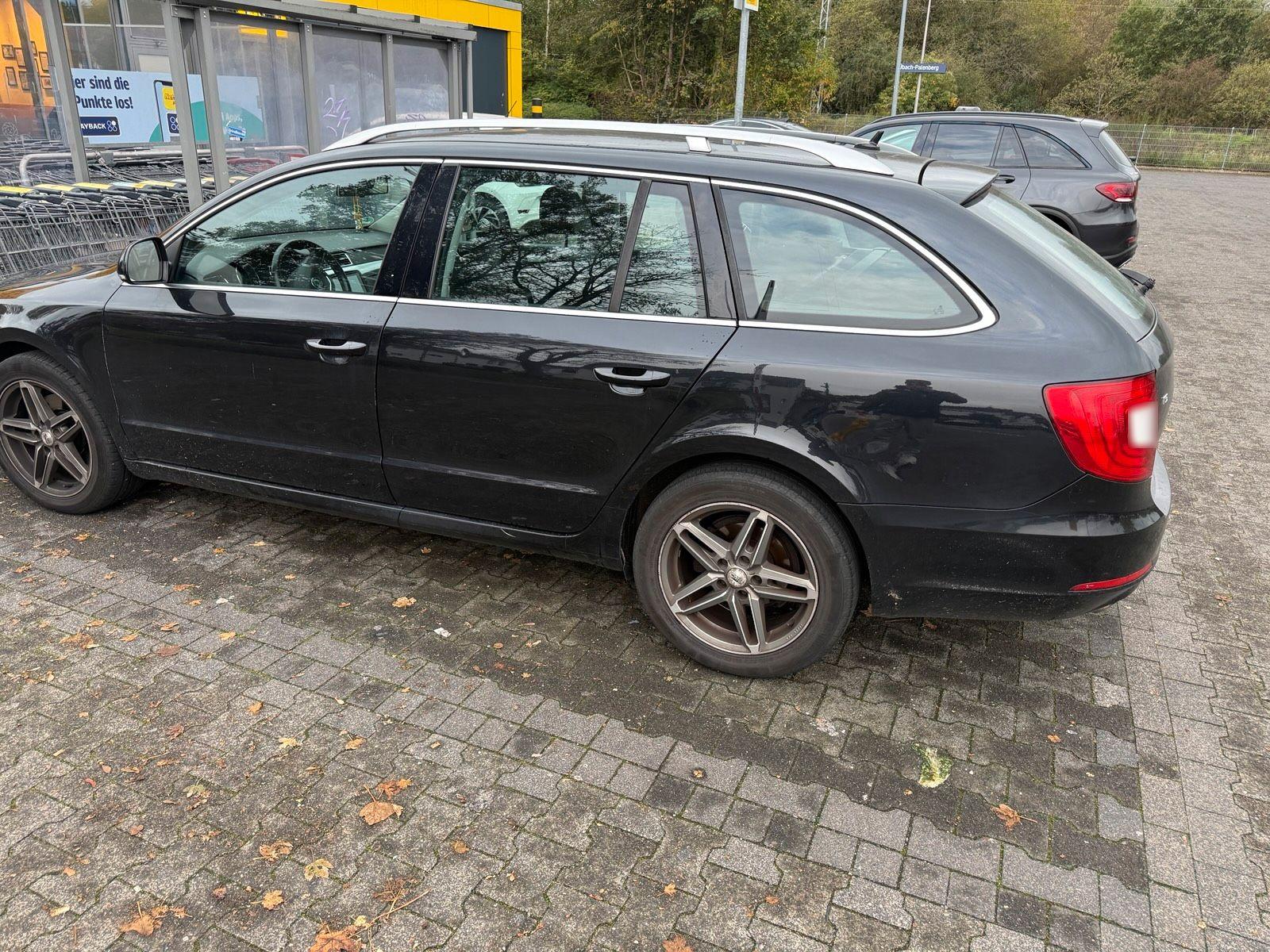 Skoda Superb 2010 — rear view