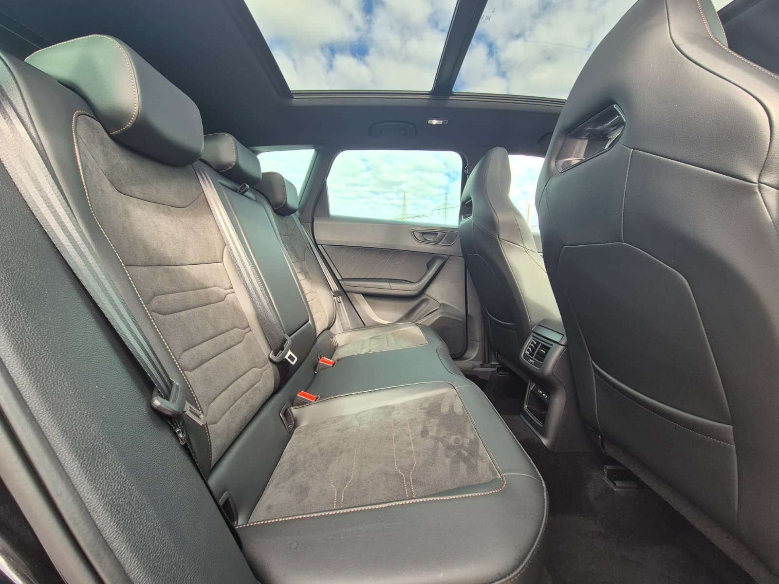 Fahrzeugabbildung CUPRA Ateca 1.5 TSI DSG PANO*DINAMICA*ACC*KAM*AHK*19"