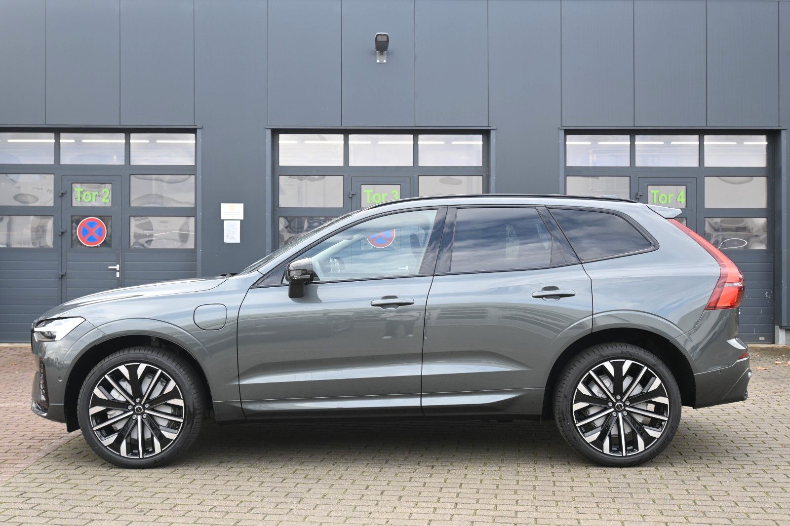 Fahrzeugabbildung Volvo XC60 Recharge T6 AWD Plus Dark