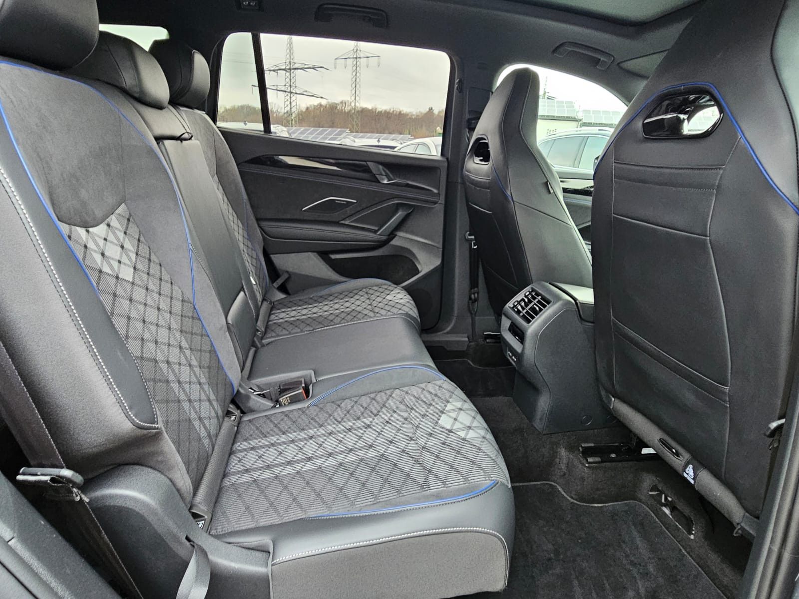 Fahrzeugabbildung Volkswagen Tayron 2.0 TDI 4M R-Line BLACK*7Si*MATRIX*PANO