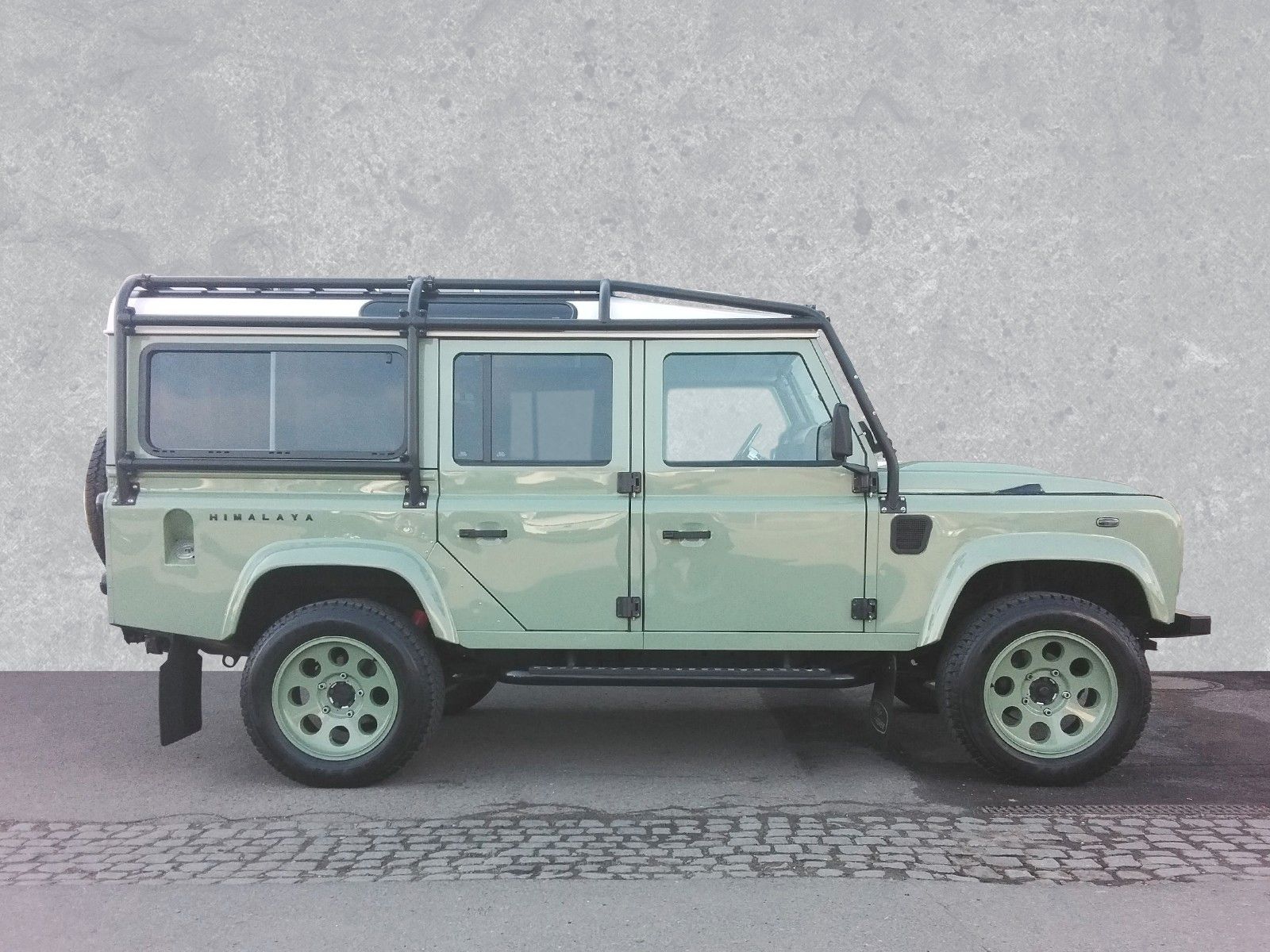 Fahrzeugabbildung Land Rover Defender 110 Heritage Station Wagon