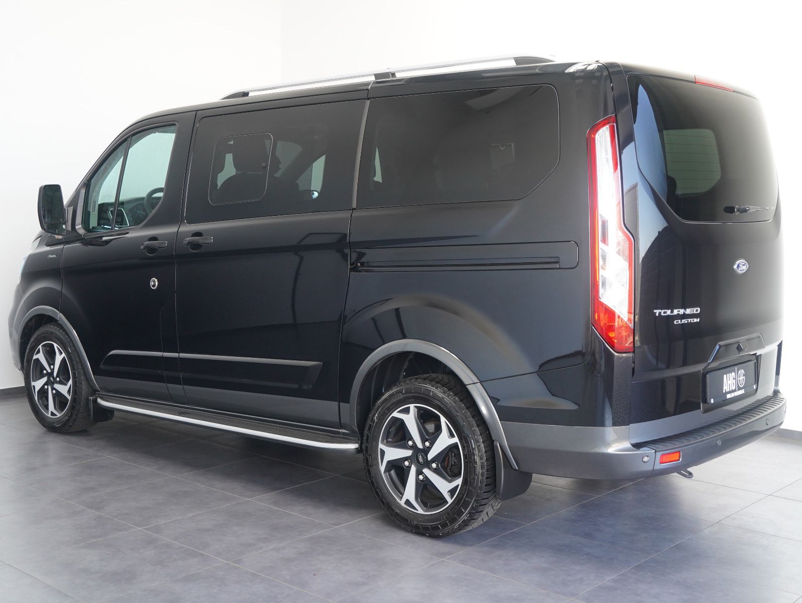 Fahrzeugabbildung Ford Tourneo Custom 320 L1 Active 8-SITZER