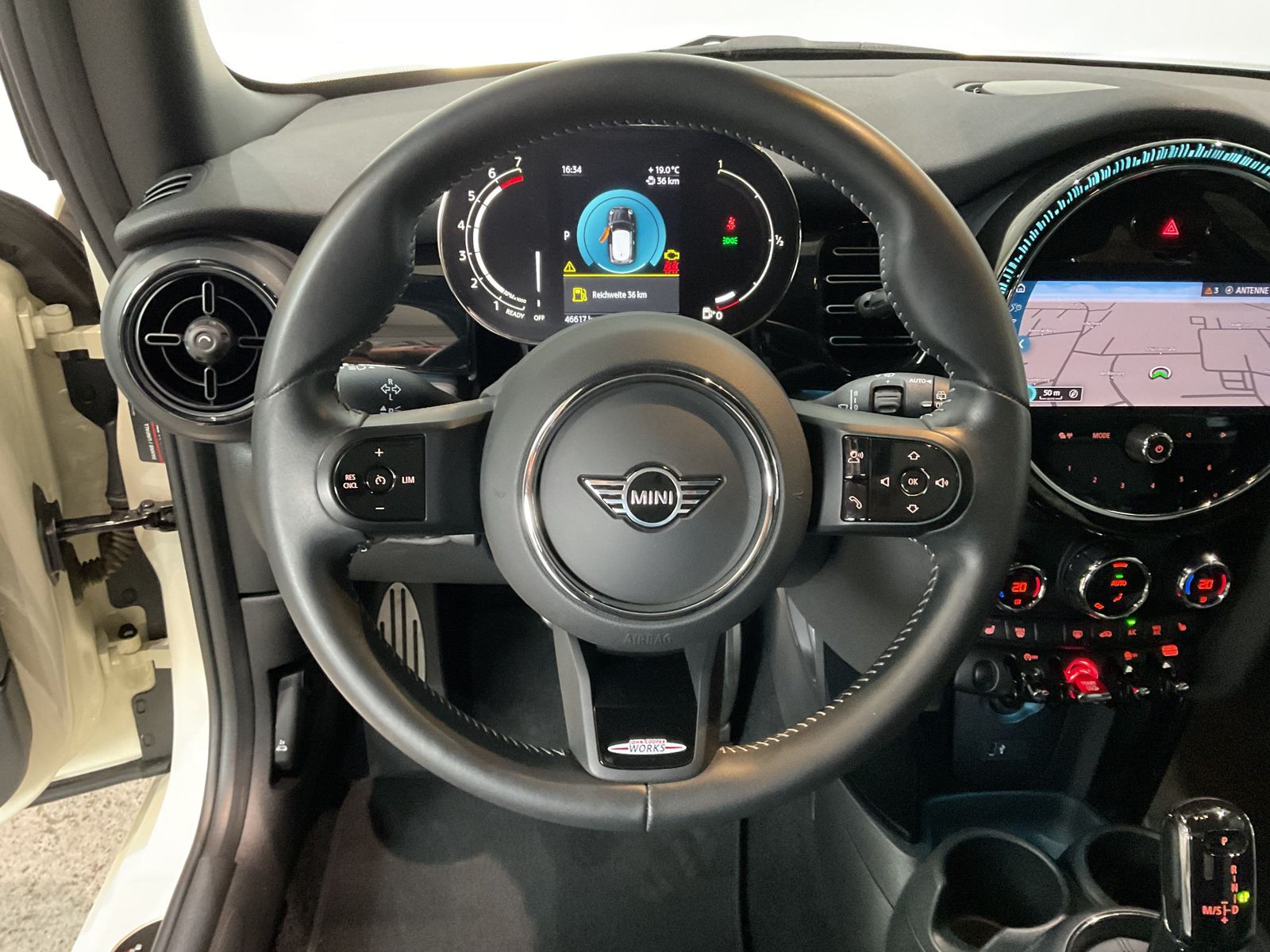 Fahrzeugabbildung MINI Cooper JCW Trim Autom. LED Navi Tempomat Klimaau