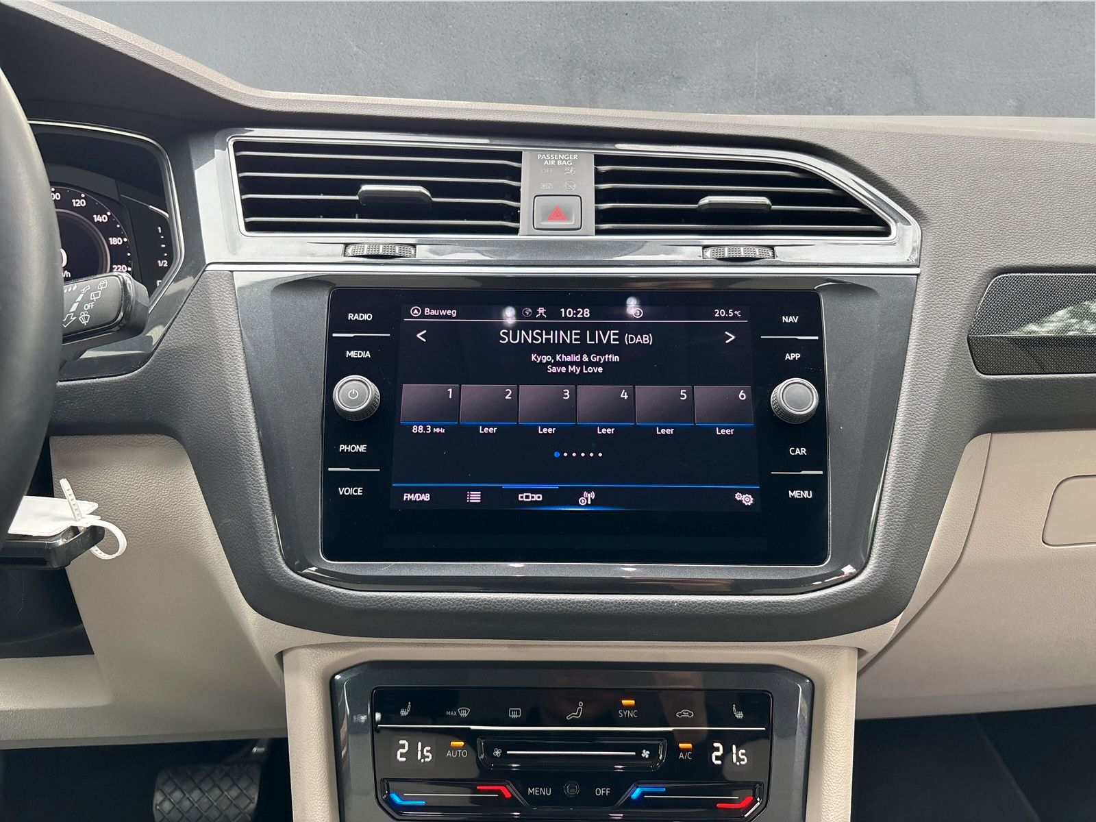 Fahrzeugabbildung Volkswagen Tiguan 1.5 TSI Elegance AHK Kamera SHZ