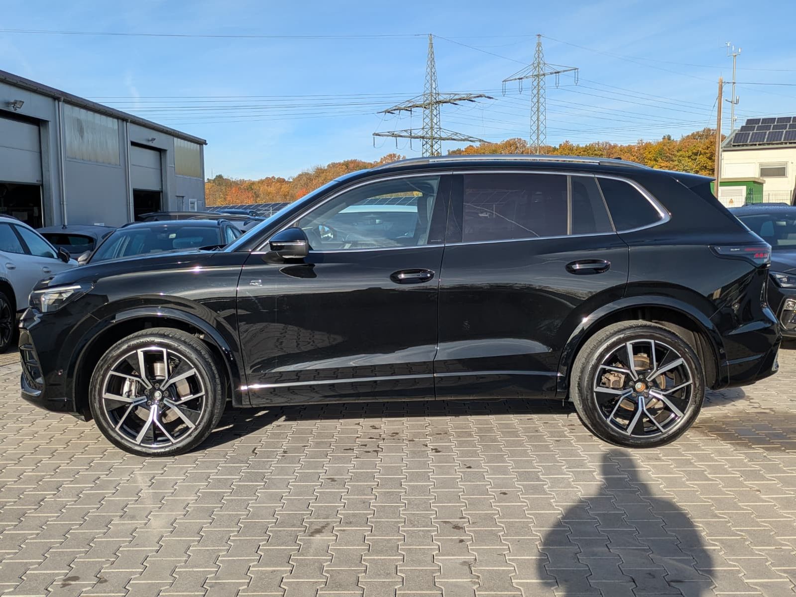 Fahrzeugabbildung Volkswagen Tiguan 2.0 TDI 4M R-Line PANO*H&K*AHK*MATRIX*20"