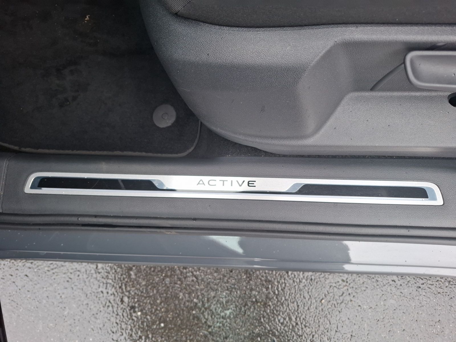 Fahrzeugabbildung Volkswagen Tiguan TSI Active LED Navi ACC PDC SH