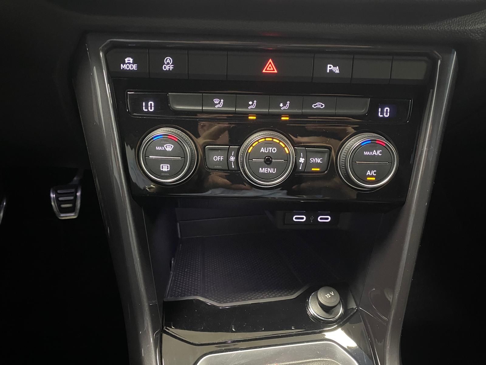 Fahrzeugabbildung Volkswagen T-Roc 1.5 16V TSI Sport R-Line+PDC+ALU+LED
