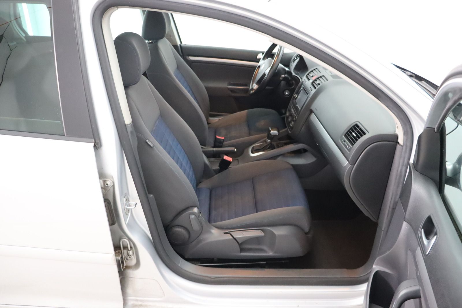 Fahrzeugabbildung Volkswagen Golf V 2.0 TDI DSG Tour HU 04.2028