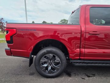 Ford F 150 Lightning Flash grosse Batterie im Vorlauf