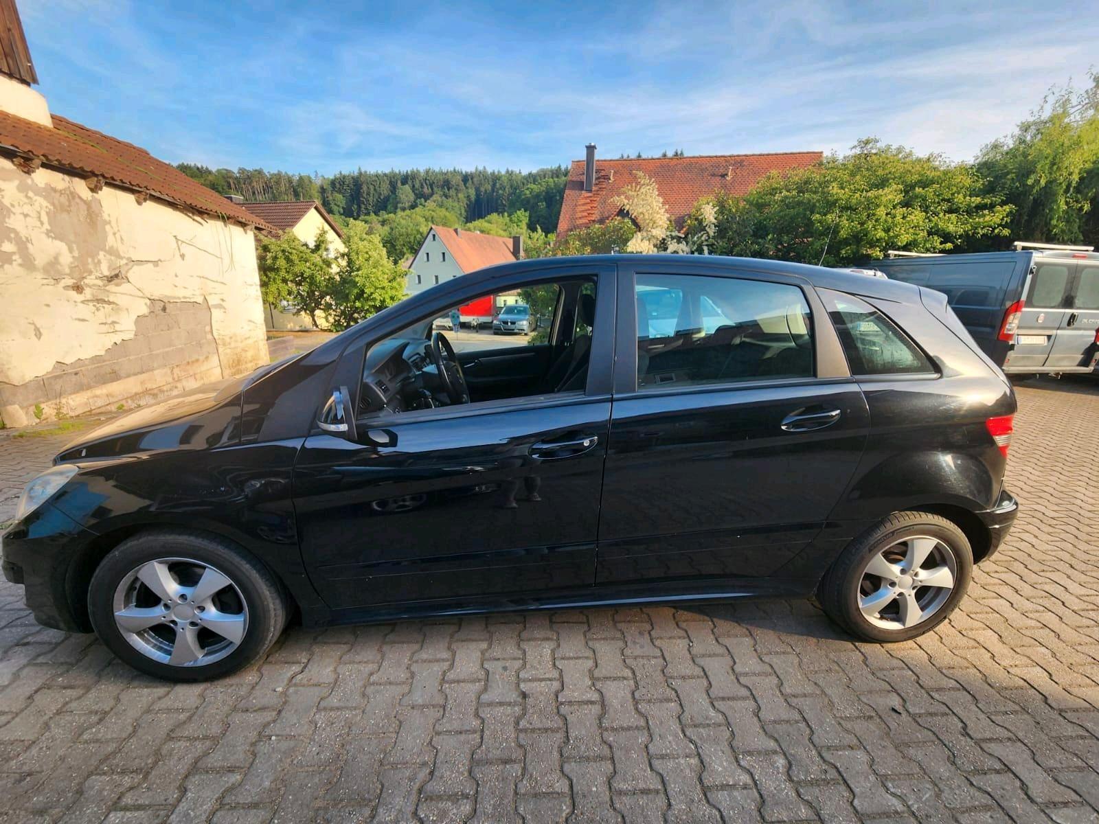 Mercedes-Benz B180 2008 — rear view