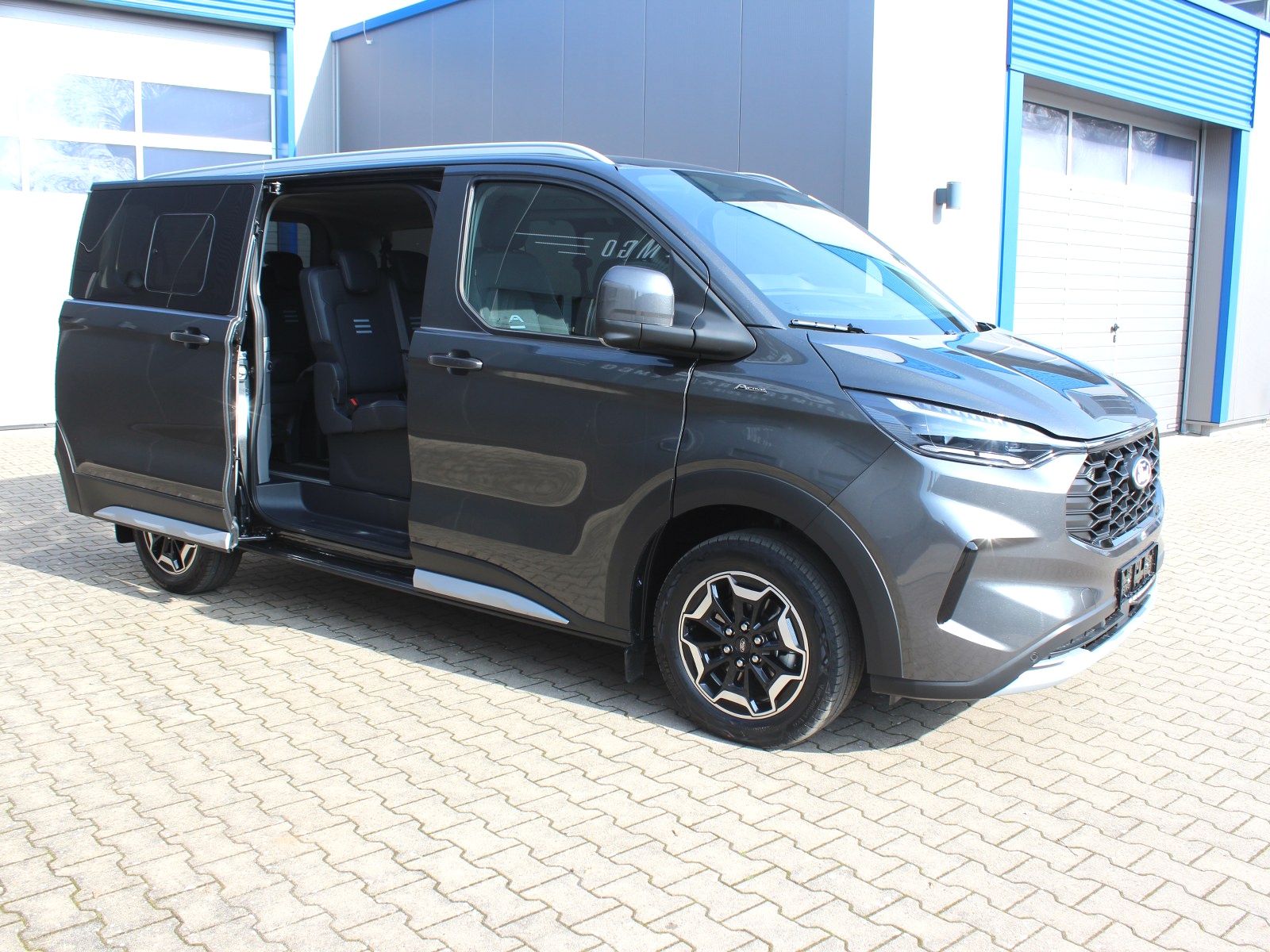 Fahrzeugabbildung Ford Tourneo Custom 320 L1 Tourneo Active FWD Bus