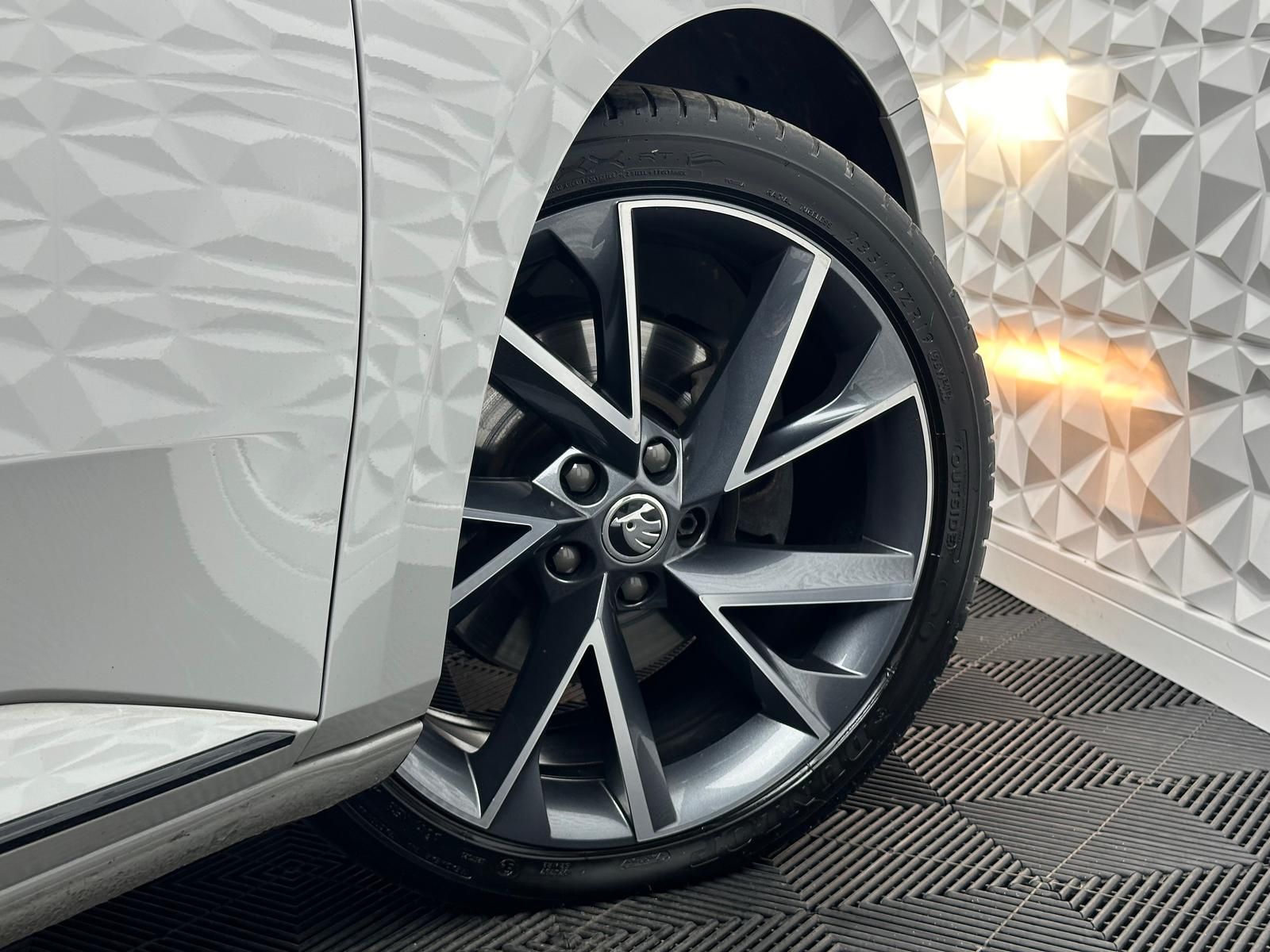 Fahrzeugabbildung SKODA Superb Sportline 2.0 TDI/BLACK-EDITION/PANO/VIRT