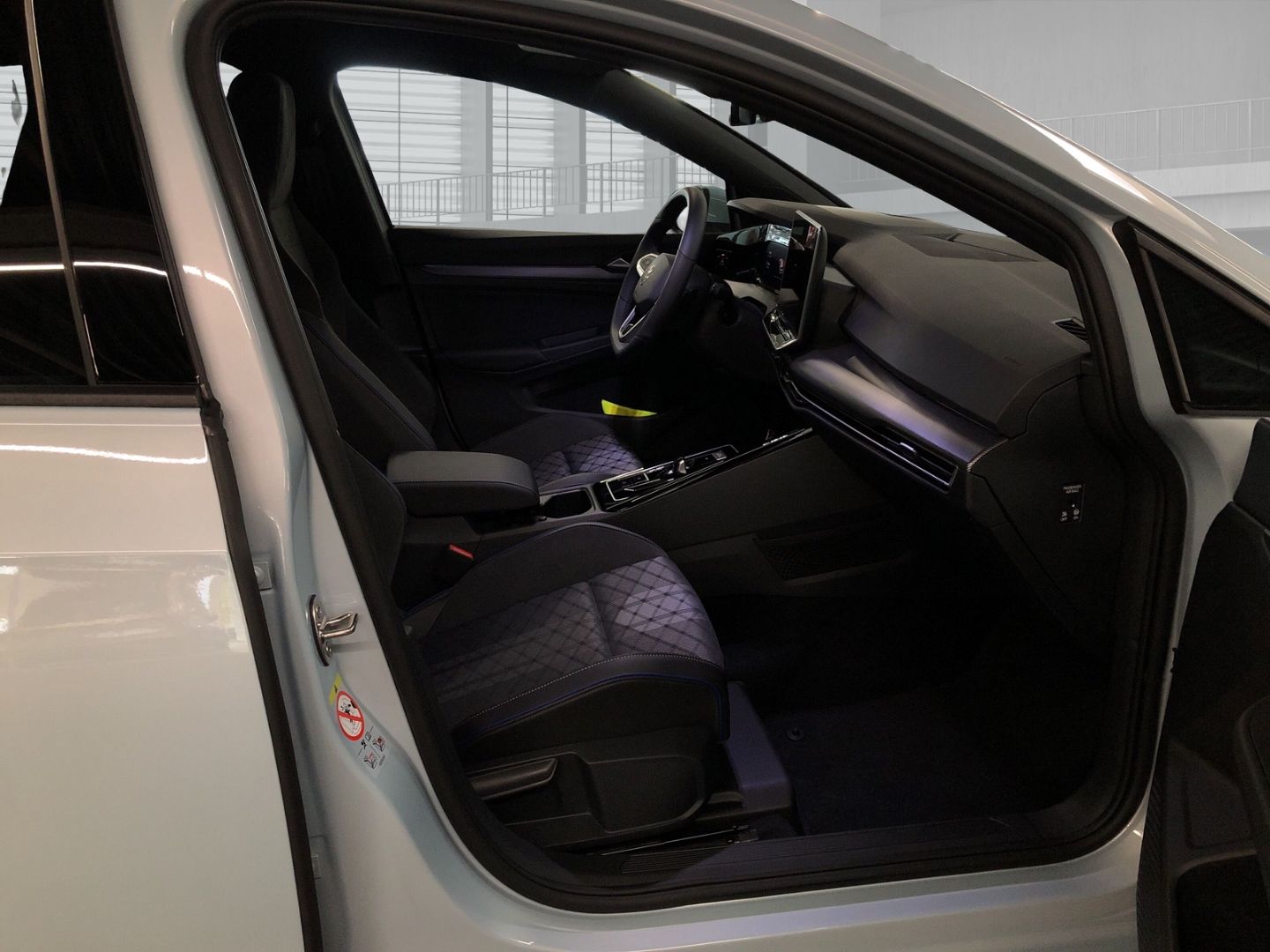 Fahrzeugabbildung Volkswagen Golf R-Line -Line 1.5 eTSI DSG Sportpaket HUD AH