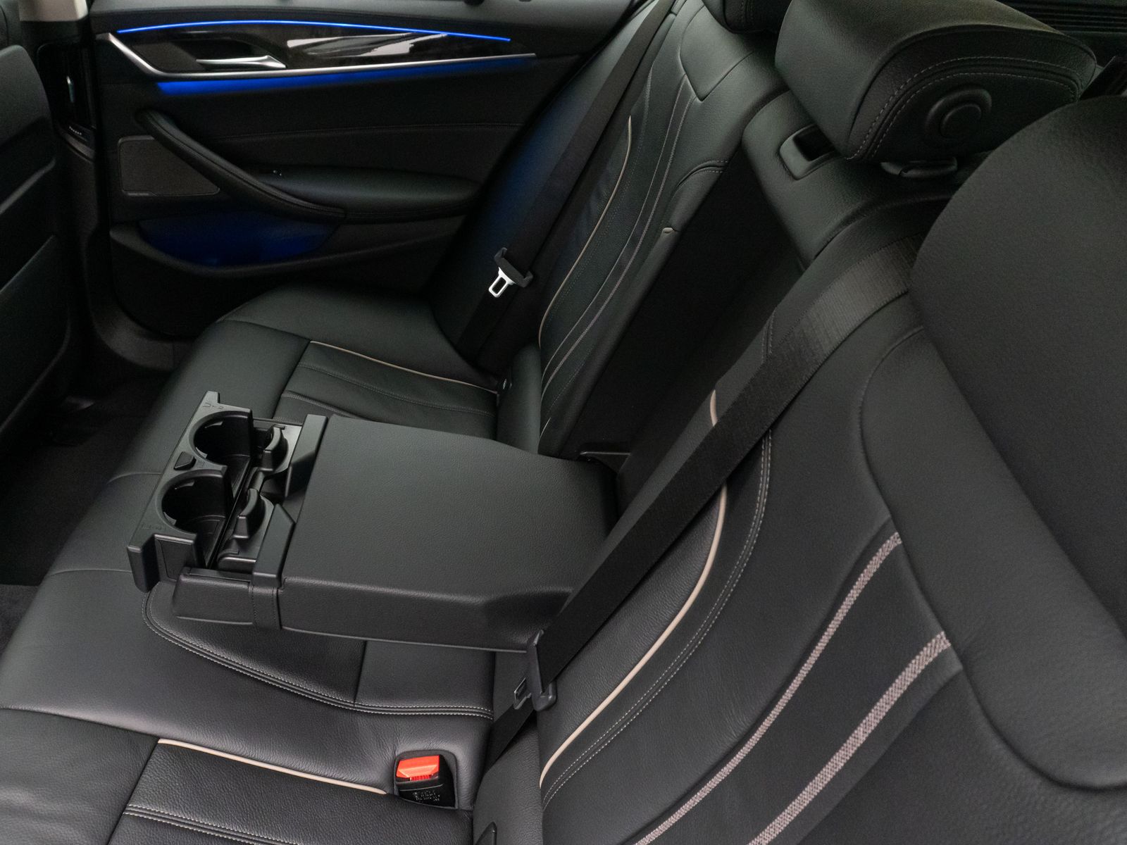 Fahrzeugabbildung BMW 520d Luxury Line Kamera HUD H/K Massage DisplKey