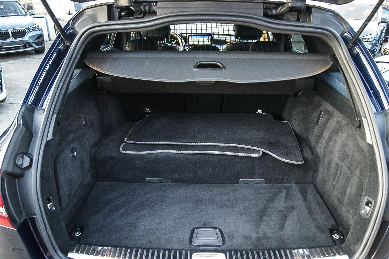 Fahrzeugabbildung Mercedes-Benz C 300 e T 9G-T Avantgarde AHK BURMESTER LED KAME