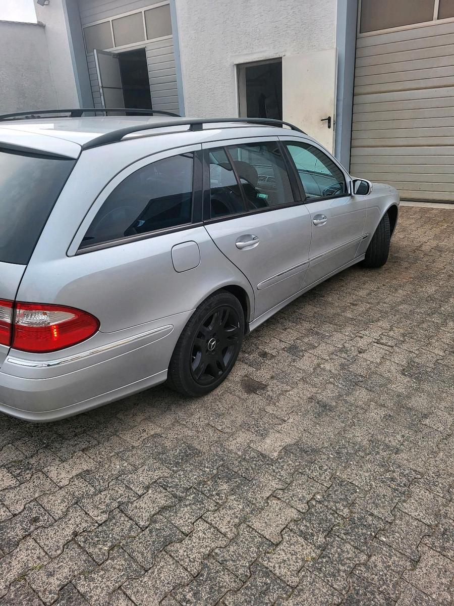 Mercedes-Benz E320 2006 — rear view