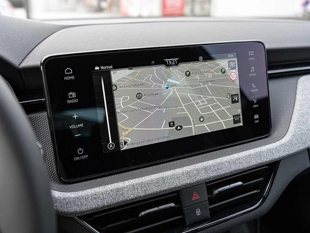 Fahrzeugabbildung SKODA Kamiq Selection 1.5 TSI NAVI ACC PANO MATRIX-LED