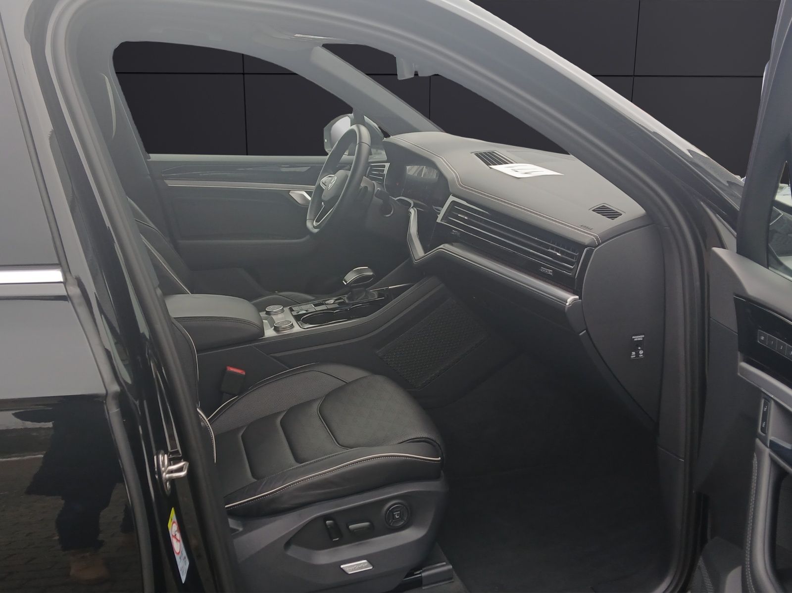 Fahrzeugabbildung Volkswagen Touareg eHybrid Elegance 4M Matrix AHK HUD Pano