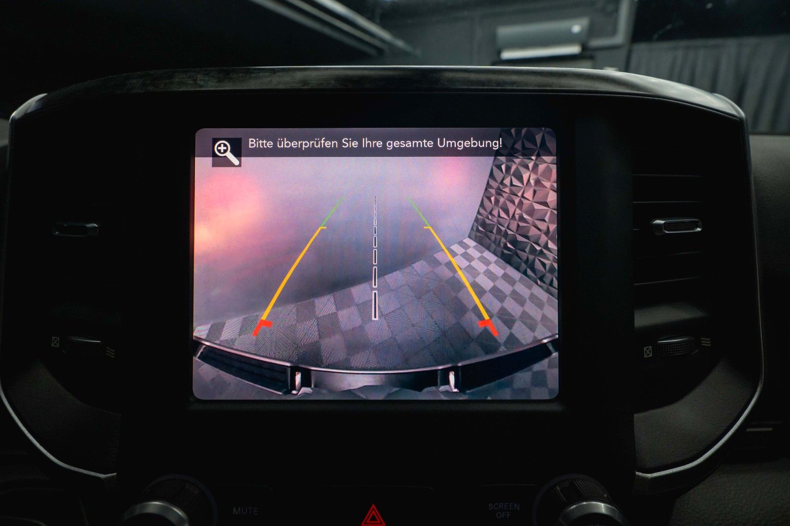 Fahrzeugabbildung Dodge RAM 5.7 V8 HEMI 4x4 OFFROAD Night-Paket *LED*19%