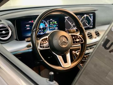 Fahrzeugabbildung Mercedes-Benz E 300de*T-Modell*Avantgarde*WIDESCREEN*AMBILIGHT