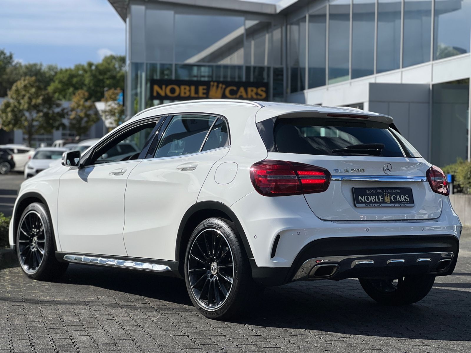 Fahrzeugabbildung Mercedes-Benz GLA 200 AMG LINE LED NAV SHZ RFK 19"