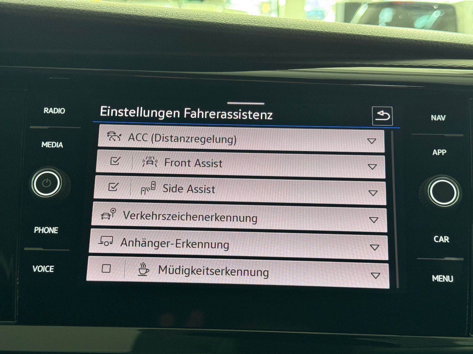 Fahrzeugabbildung Volkswagen T6.1 4M DSG IQ.DRIVE INDIVIDUAL EDITION 6-SITZER