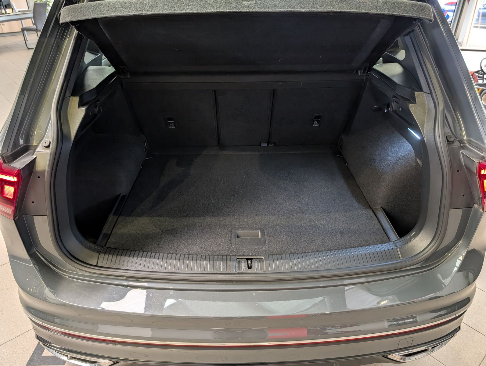 Fahrzeugabbildung Volkswagen Tiguan 2.0TSI R-Line 4M ACC HUD Cam StHz AHK 19"