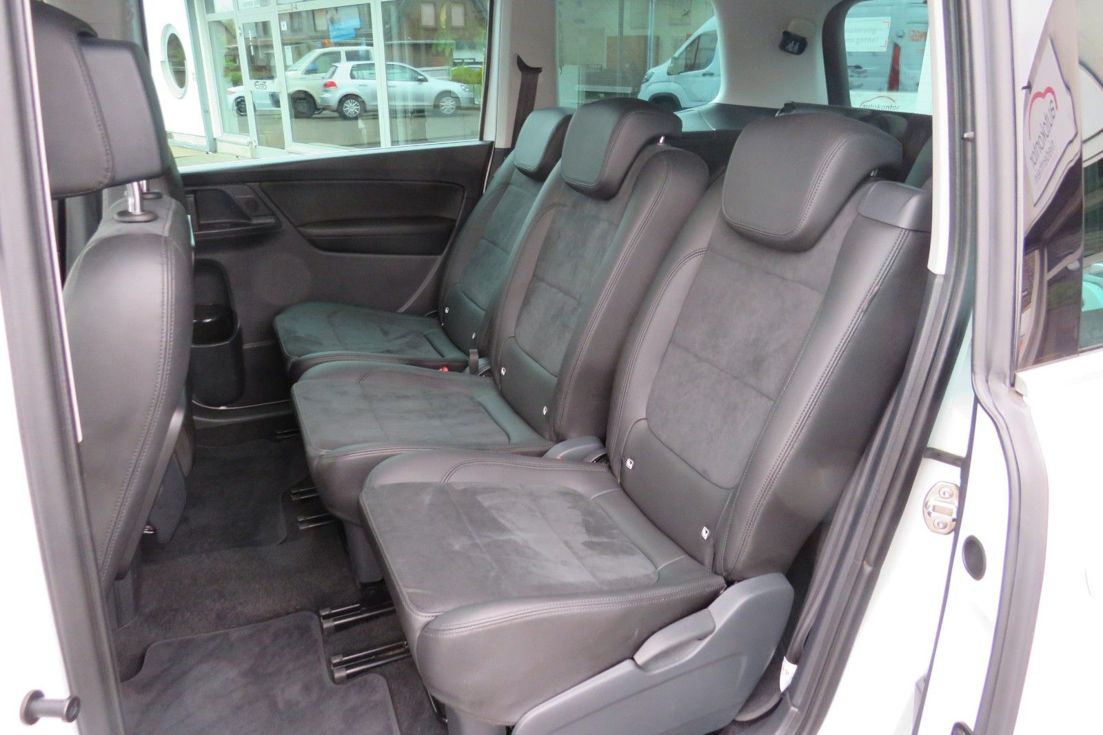 Fahrzeugabbildung Volkswagen Sharan Highline 7-SITZE AHK NAVI ACC 1.HAND