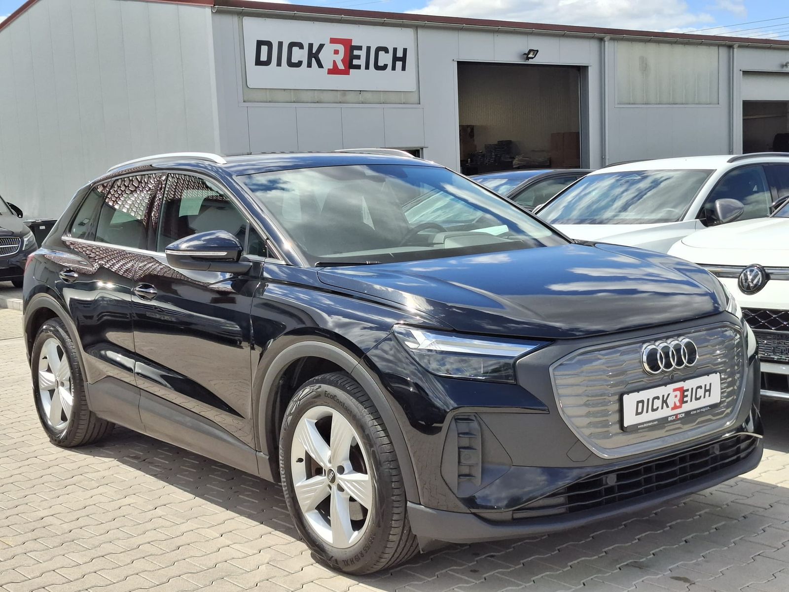 Fahrzeugabbildung Audi Q4 e-tron 40 AHK*LED*19"ALU*SHZ*SPORTSITZE*94,4%