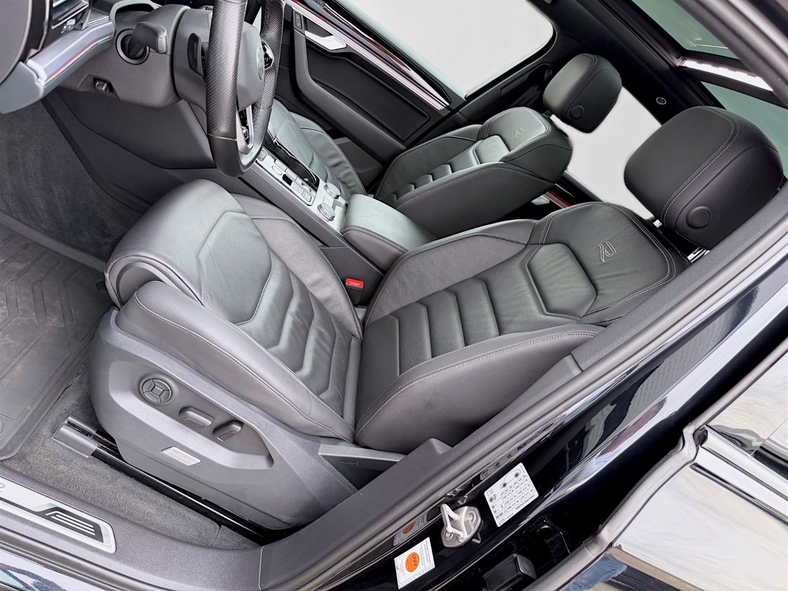 Volkswagen TOUAREG 3.0 TSI R-LINE PANO AHK LUFT 360° MATRIX foto 9
