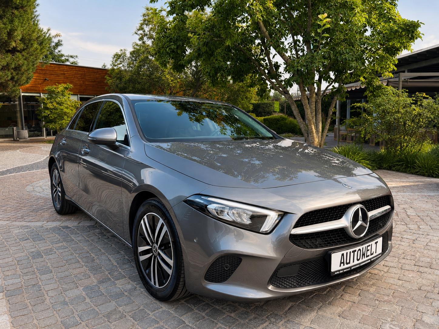 Mercedes-Benz A 180 Autom.,1.Hand,LED,Navi,Kamera,Leder,8-fach