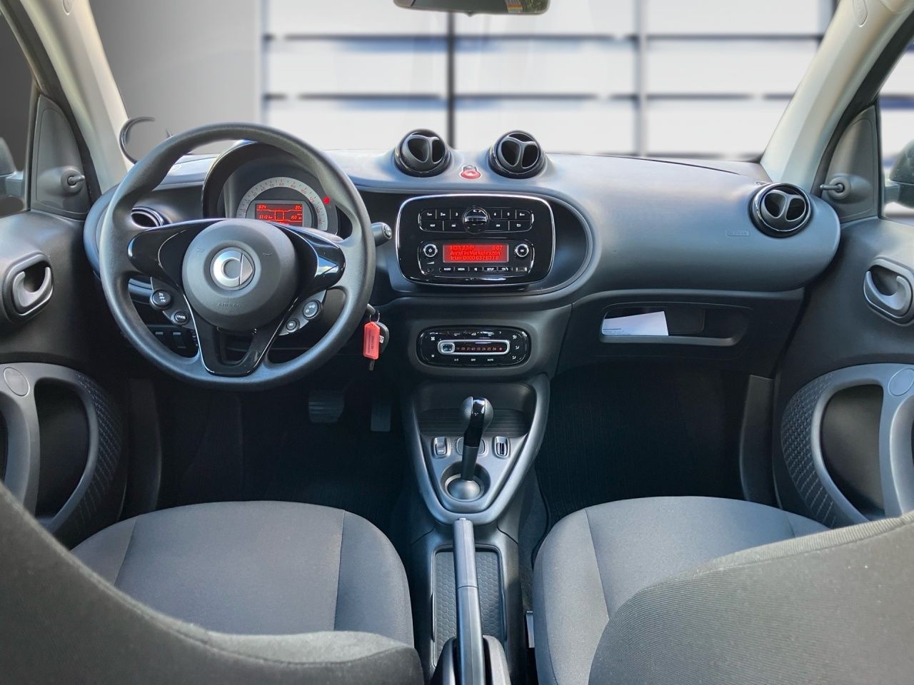 Fahrzeugabbildung Smart smart EQ fortwo AUT Akustikglas KlimaA Navi SHZ