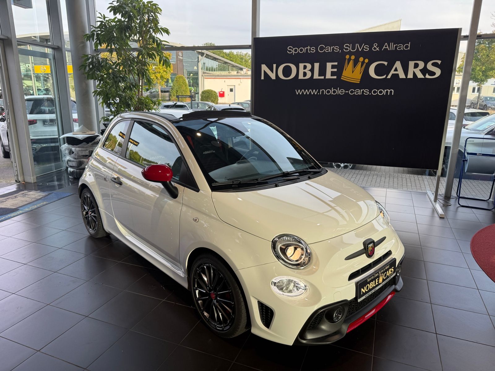 Fahrzeugabbildung Abarth 695C SABELT BREMBO RED-Paket CarPlay