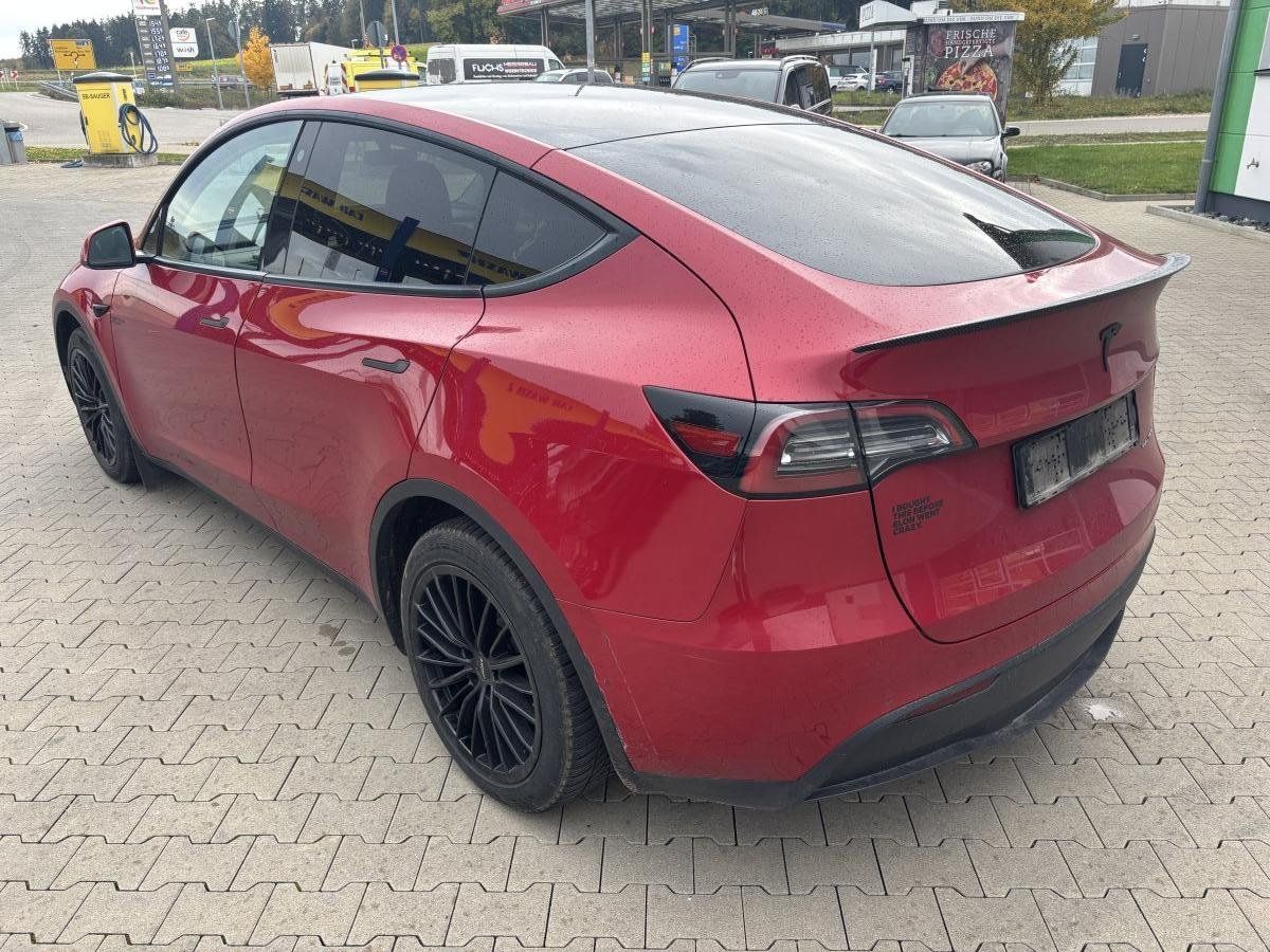 Tesla Model Y (Long Range 20Zoll/8-fach bereift/1.Hand)